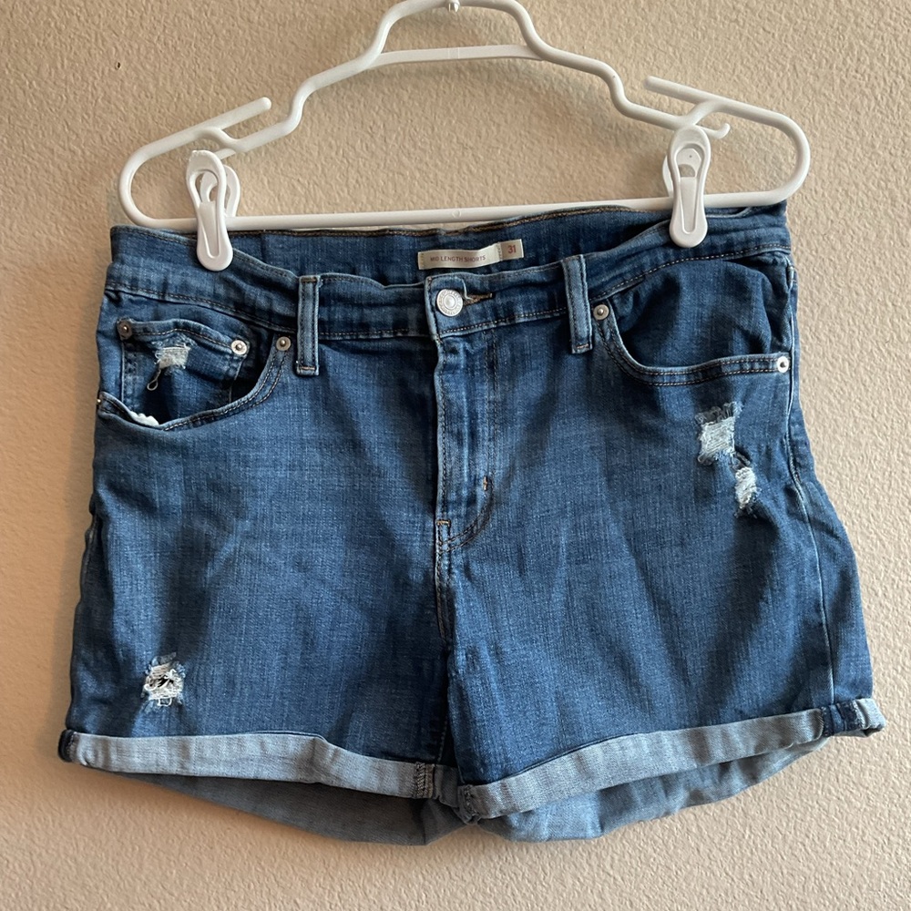 Levi Women’s Mid Length Denim Jean Shorts with Slight Distressing size‎ 31